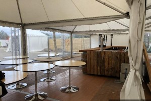 Location garden avec parquet et mobilier
