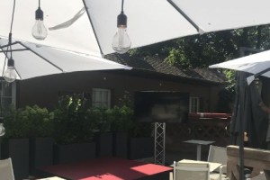 Ecran TV et podium pour terrasse