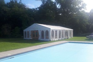 Jardin avec chapiteau