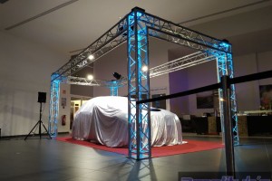 Installation de structure, d'éclairage et de moquette