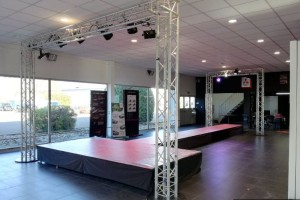 Installation podium avec mise en valeur lumière 