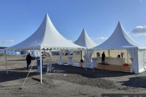 Installation pour la pose de la première pierre