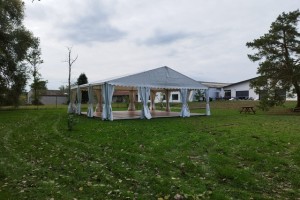 Photo d'un chapiteau avec plancher