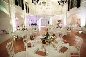 Salle de réception aménagée pour un mariage