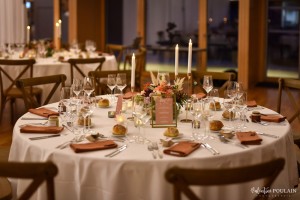 Location de table ronde et vaisselle pour réception élégante